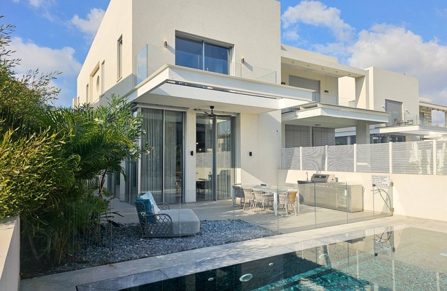 MAMAD Luxury New Villa with Private Pool by FeelHome