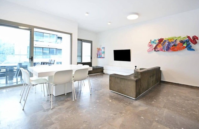 Mamma Mia 3BR in Frishman beach by HolyGuest