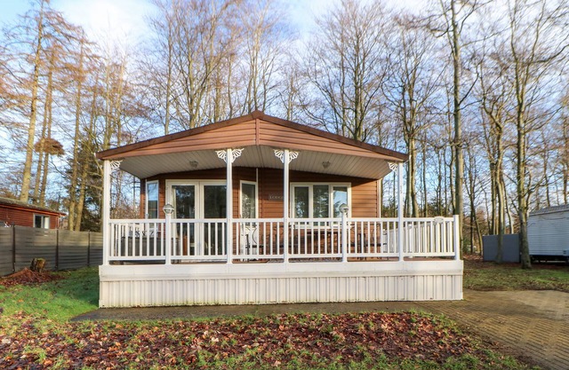 MANDERINE LODGE, pet friendly, character holiday cottage in Felton