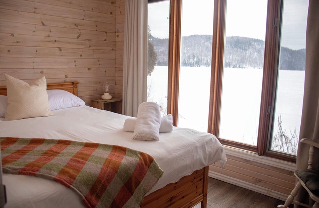 Maple 3Br Lakefront Cottage | Gracefield