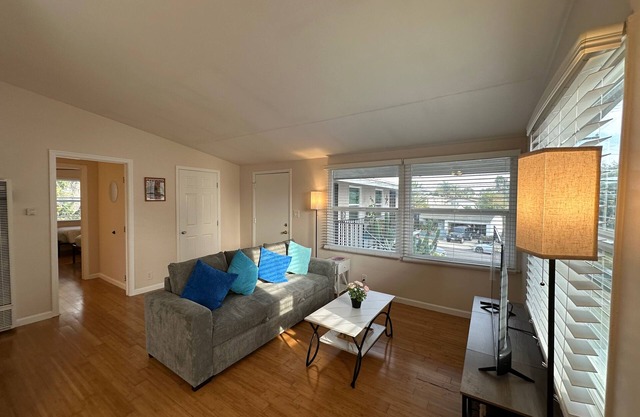Mar Vista 2bd Room Upper Apt with Parking