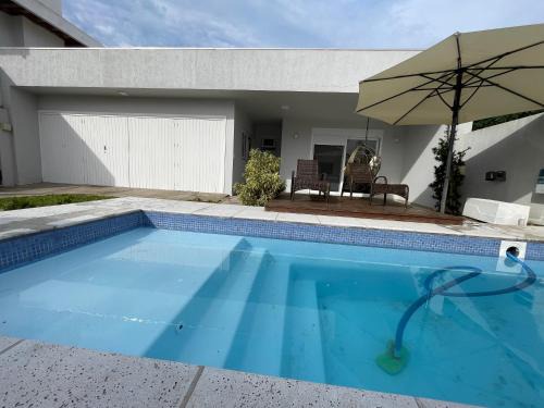 Maravilhosa casa na praia com piscina (4 quartos)