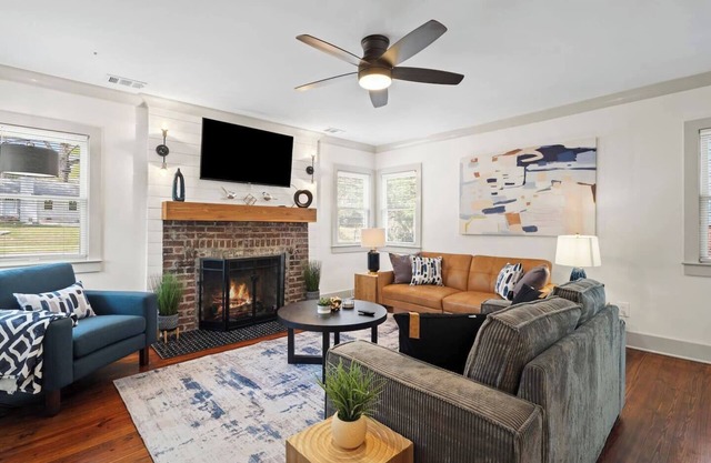 Marietta Square Suites - Suite1 - Pool & Fire Pit!