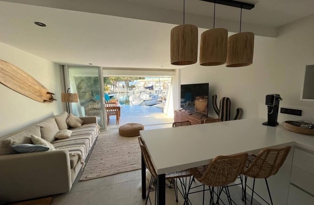 Marina 2 rooms 6 pers, feet in the water, Port Camargue 5 minutes beach!