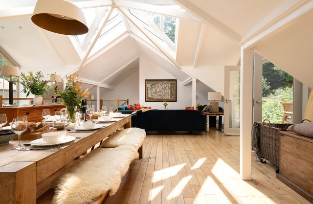 Marina Cottage - a house that sleeps 8 guests in 4 bedrooms