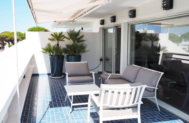 Marina & large terrace. Welcome to the Camargue!