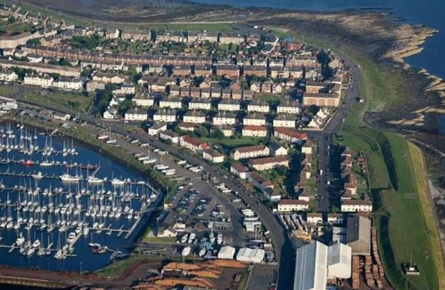 Marina View, lovely upper 3 bedroom apartment