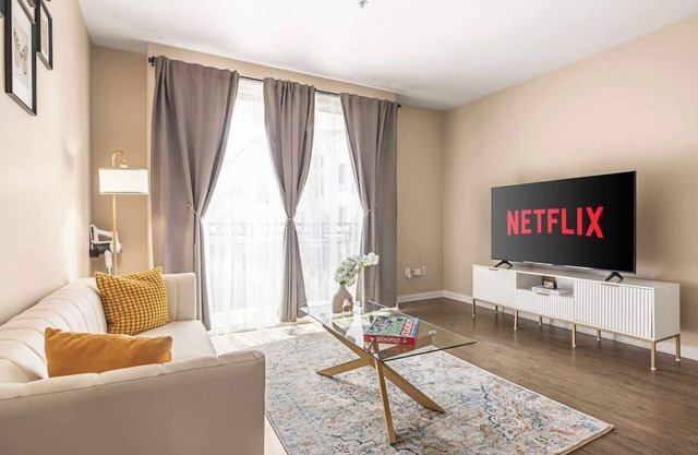 Marina View Oasis 2 bd | Free Parking & Pool