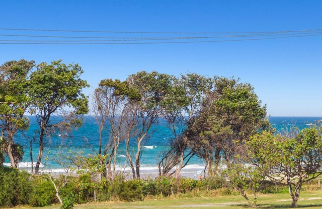 Marine Beach House - steps from the sand, near cafes and restaurants