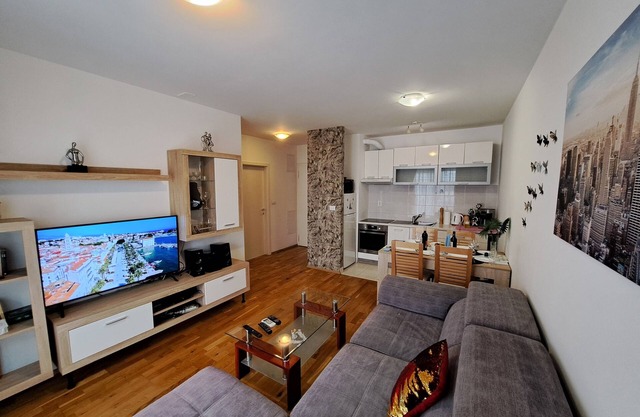 Mariposa apartment, free private parking in the garage. Near the Mall of Split.