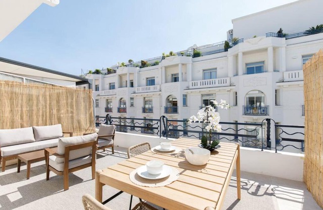 Martinez area Superb 1 bed w XXL terrace