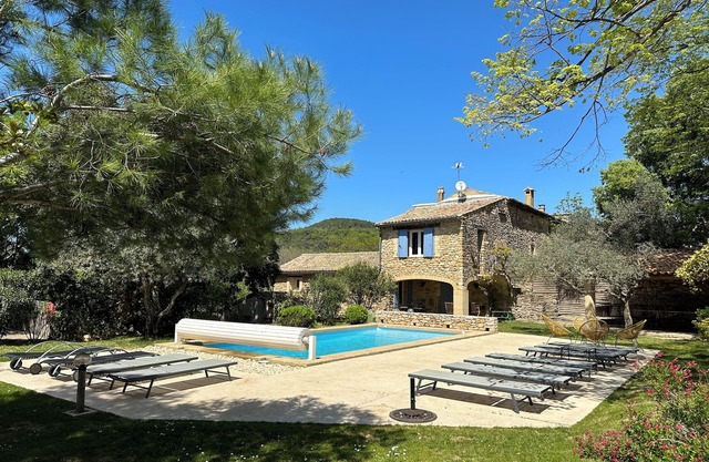 Mas 18 persons, in the middle of vineyards, large fenced garden, private swimming pool