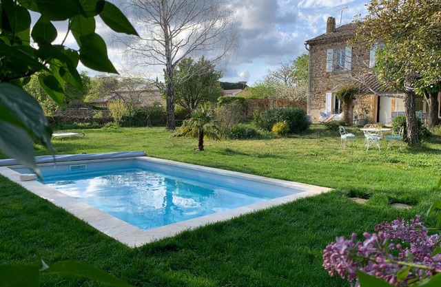 Mas Les Romarins, 10 min d'Uzès, piscine et grand jardin clos, jeux, nid de repos et base pour activités dans le Gard