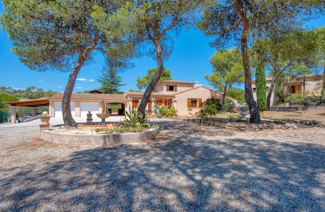 Mas provençal - Vue sur le rocher de Roquebrune