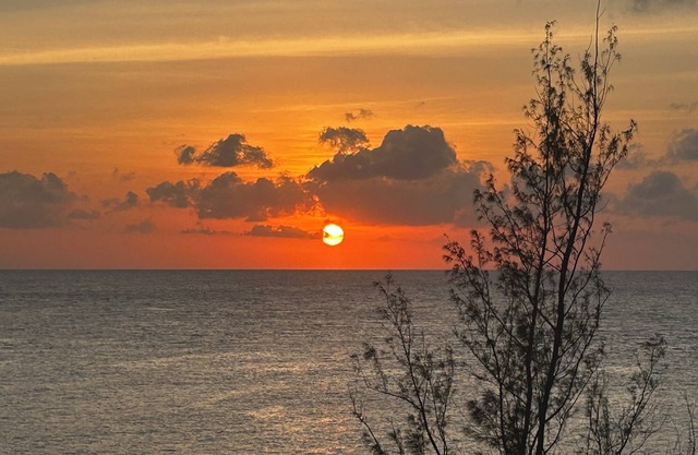 Massive 3 bed 3.5 bath sea/pool view condo set amid lush tropical gardens