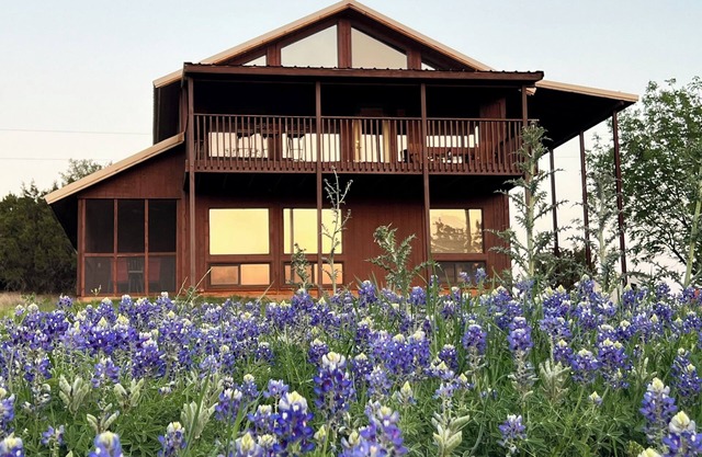 Mata'Zamo Cowboy POOL cliffside cabin, 900 acres w/trails, farm animals, hiking