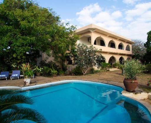 Maweni House - Beachfront, Pool, AC & Cook
