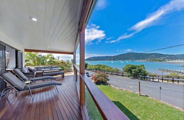 Mazlin House, Airlie Beach Waterfront Holiday Home *Fantastic Waterfront Pool!*