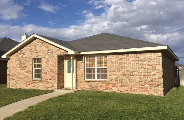 McKinley House - Garage, Gym and Fenced Back Yard