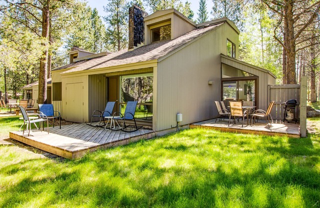 MEAD05 - Short Walk to Village, Spacious Grass Lawn