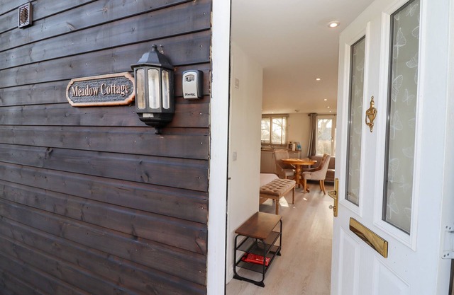 MEADOW, pet friendly, with hot tub in Blandford Forum