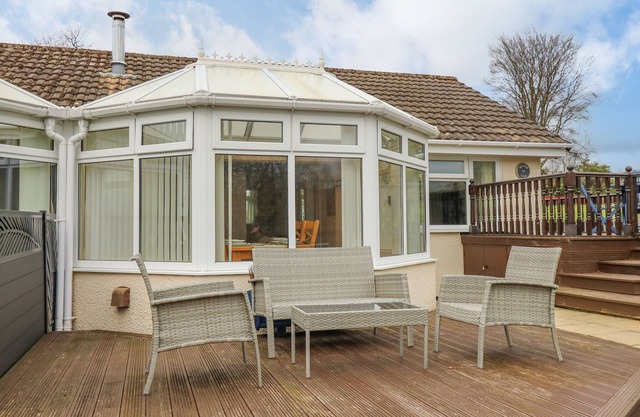 MEADOW VIEW, pet friendly, with open fire in Ciliau Aeron