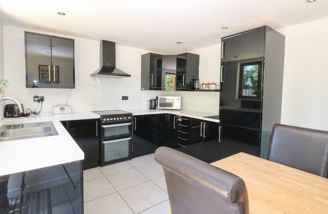 MEADOW VIEW, pet friendly, with open fire in East Harling