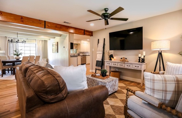 Medical District Retreat 4 Bedroom Walk to Tech