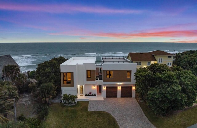 Melbourne Beachfront Pool & rooftop deck Sleeps 20