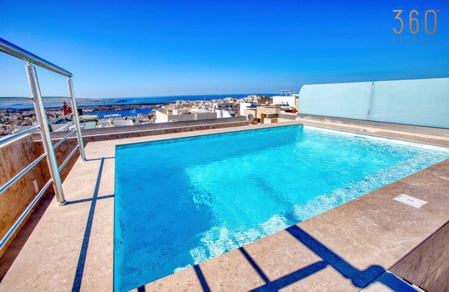 Mellieha 3BR home with Rooftop Pool Access w/AC's