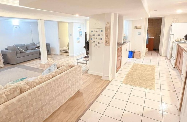 Melrose Place Poolside Hideaway Basement Suite Sleeps 6+