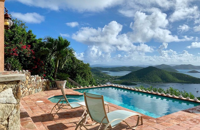 Memory Daze ~ Pool + Coral Bay Views!