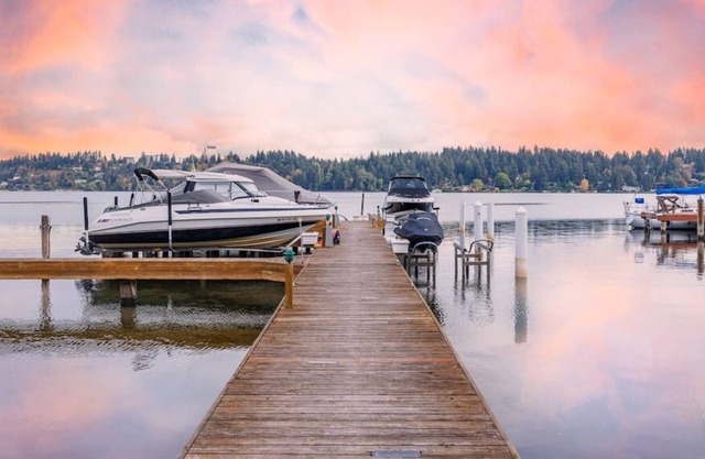 Mercer Island · Life on Lake Washington - A dream home for family gatherings