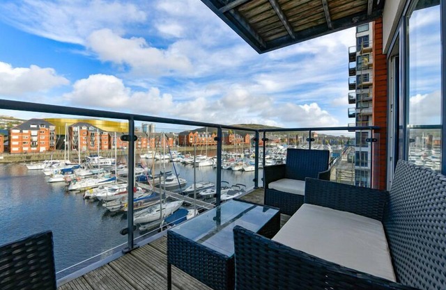 Meridian Wharf, Marina View Apartment