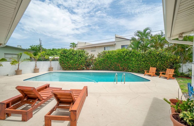 Mermaid Bay- Pool Home steps from beach- sleeps 10
