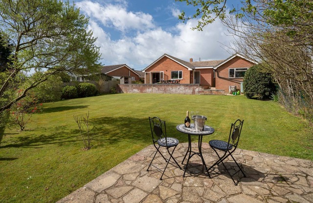 Merryvale - a bungalow that sleeps 4 guests in 2 bedrooms