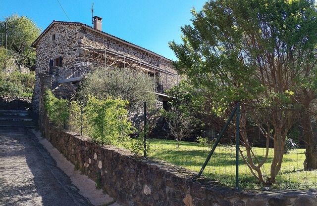 Mes Maisons Guest Gite, 2 Bedroom with Aircon, swimming pool and linen included.