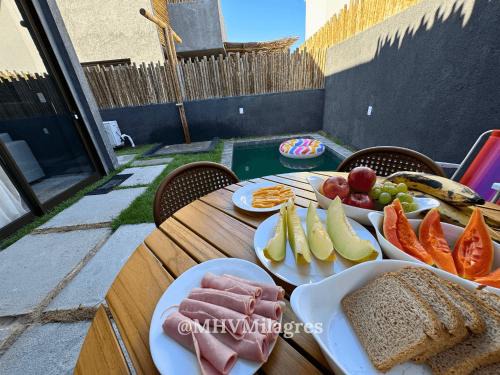 MHV Milagres - Studio Guadalupe 05, quarto e sala privativo a poucos metros da Praia do Marceneiro