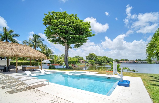 Miami Luxury House Lake Side Pool & Spa