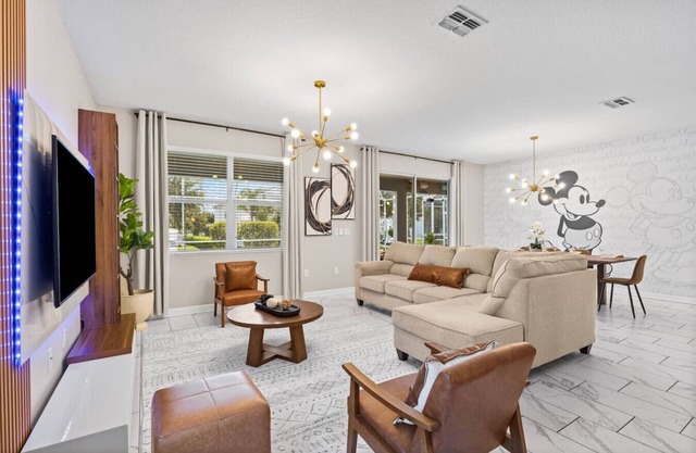 Mickey’s Luxury Hideaway 8BR Home w/ Private Pool