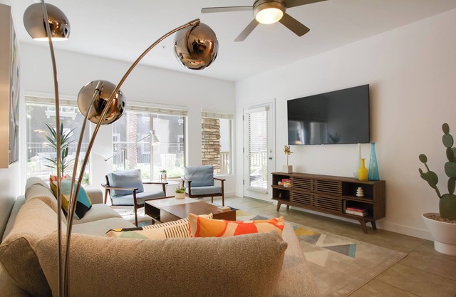 Mid-Century Modern Phoenix Condo, Walk to High St!