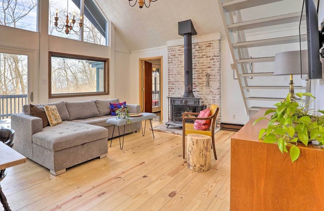 Mid-Century Modern Cabin: Mountain & Natural Views