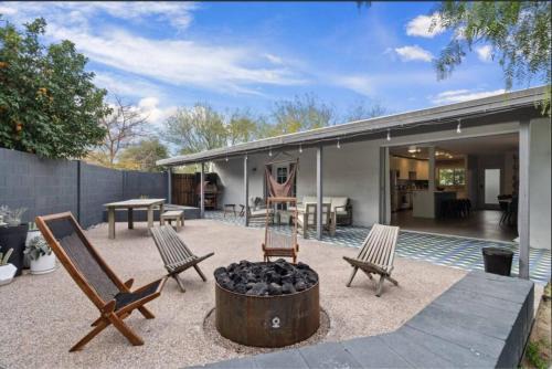 Mid-Century Stunner/Large Yard and Patio for Indoor/Outdoor Living