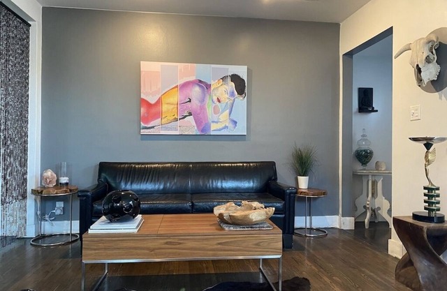 Mid City Modern Bungalow Close to Everything!
