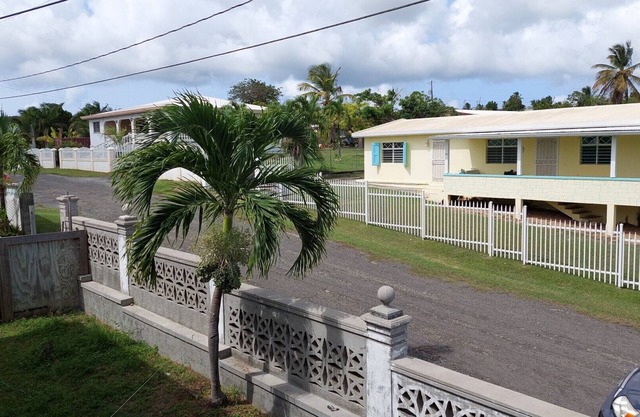 Mid Island, Spacious unit with balcony, conveniently located to everything