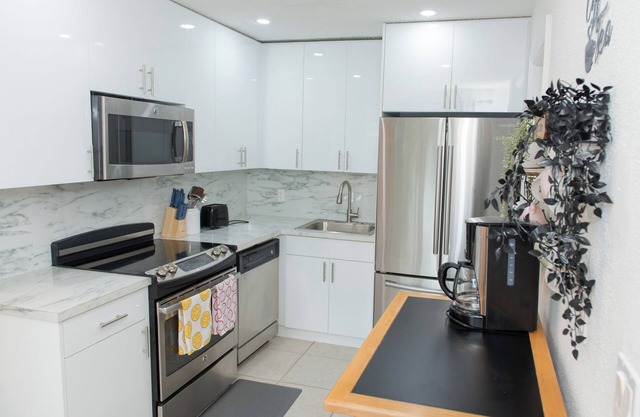 Mid-term rental 4-bedroom/2-bath house w yard in Ft Lauderdale - Davie area