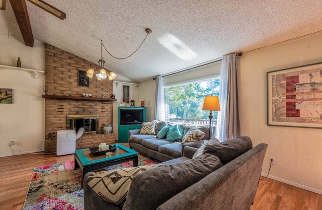 MidTown Clover Cabin-DEER! Pet Friend, Walk to Shops, Park