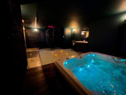 Mieuxqualhotel jacuzzi privatif Velvet Desire