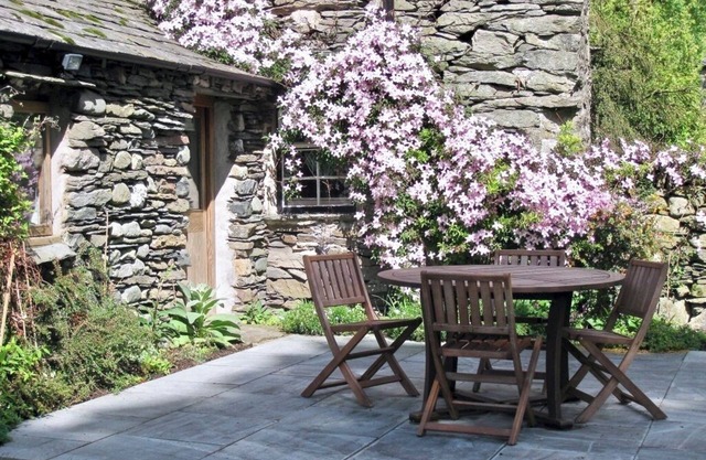 MILL COTTAGE, HARTSOP, a cosy bijou hide-away surrounded by mountains