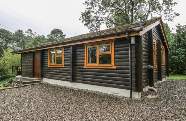 MILLMORE CABIN, pet friendly, with open fire in Killin